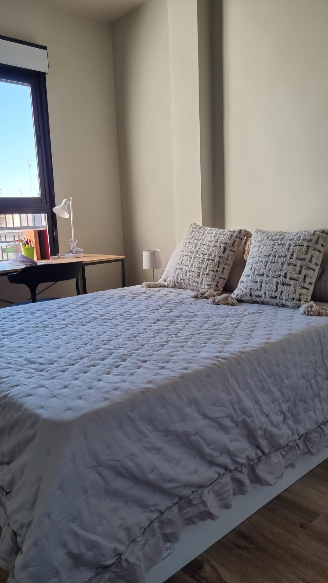 Cama con escritorio.